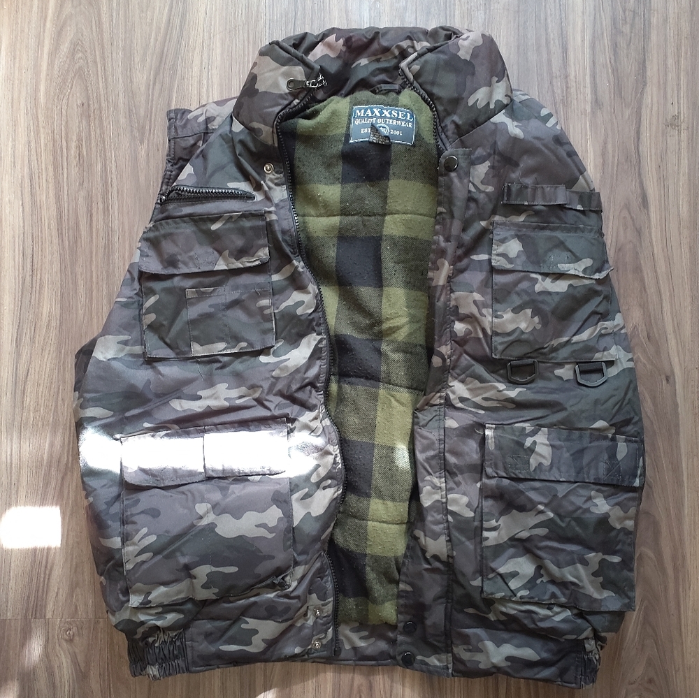 Maxxsel XL Camouflage Insulated Green Hunting Fishing Utility Multi Pocket Vest